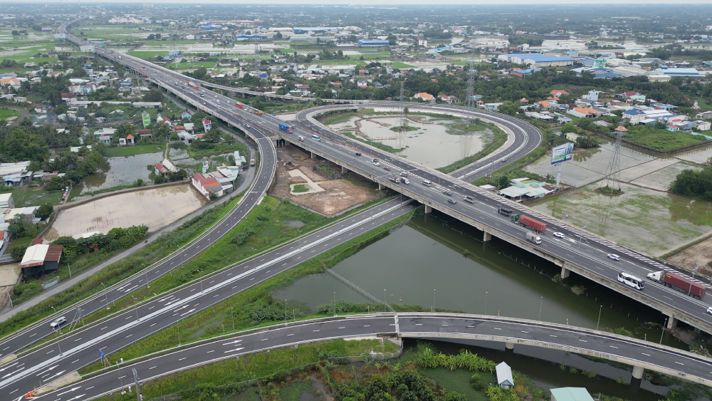 Theo ghi nhận vào tháng 6/2025, nhiều hạng mục của nút giao Mỹ Yên đang được thi công khẩn trương.